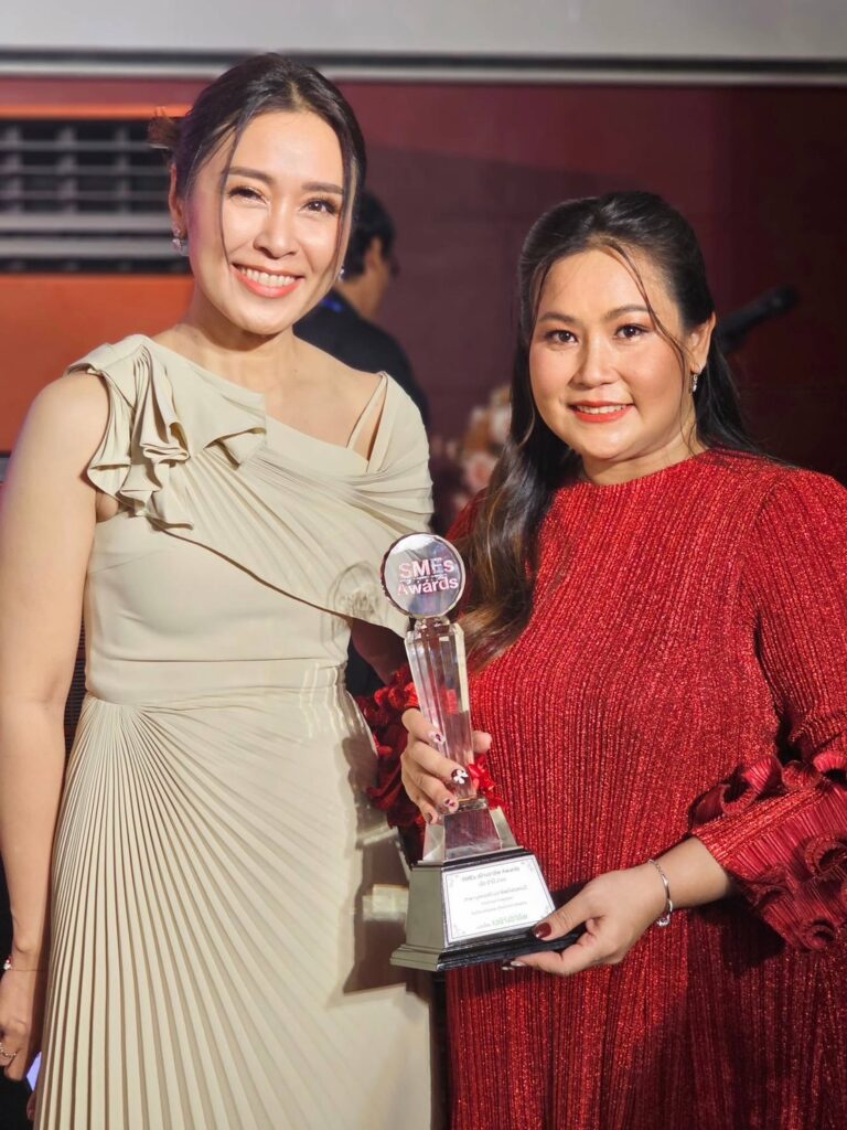 ครูนุช อารยา ธาตุบุรมย์ กับโล่รางวัลเกียรติยศ