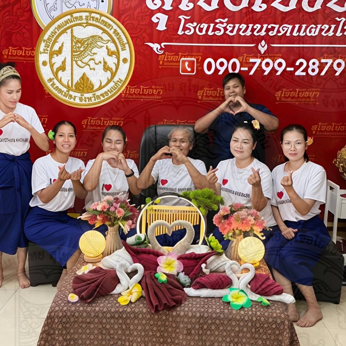 ถ่ายรูปหมู่นักเรียนที่เรียนจบหลักสูตร