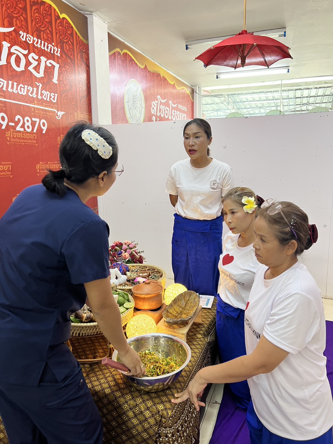 Students mix the herbs themselves under the teacher's guidance