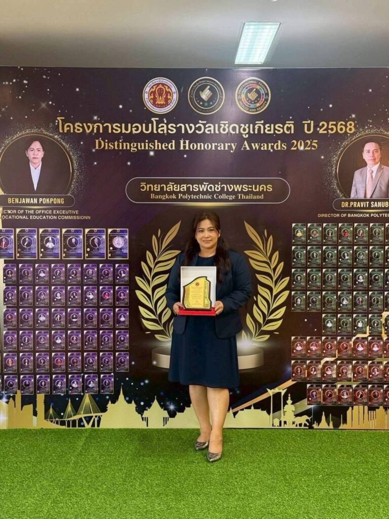 พท.อารยา ธาตุบุรมย์ กับโล่เกียรติคุณ สช. รับรางวัล 7 ปีซ้อน